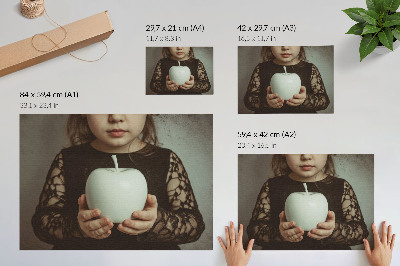 Poszter Lány fehér gyümölccsel, titokzatos hangulattal