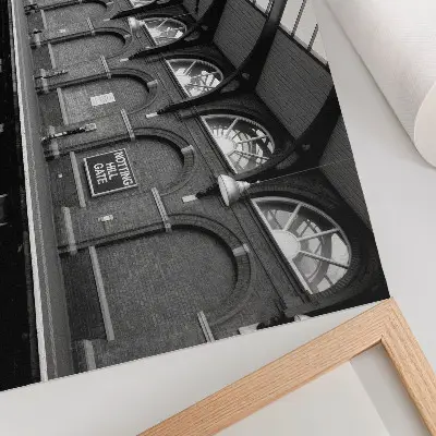 Vintage poszter a városi építészet eleganciája fény- és árnyjátékkal