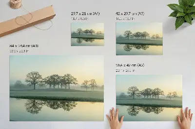 Poszter nyomtatás nyugodt vízfelület fák tükröződésével és lágy köddel