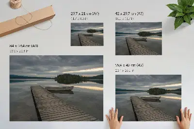Poszter tó, csónak, erdő és felhők nyugtató hangulatban