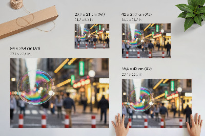 Poszter nyomtatás Egy élénk városi utca fényvisszaverő buborékkal