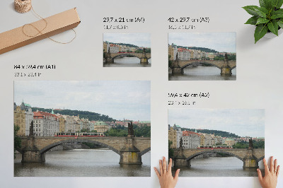 Vintage poszter Egy híd a folyó felett, villamossal, klasszikus építészettel körülvéve
