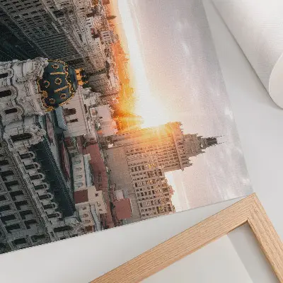 Poszter fenséges építészetű esti város látképe