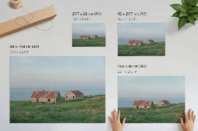 Vintage poszter rusztikus épületek zöld rétekkel és tengerparttal