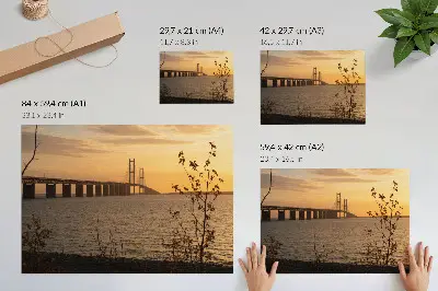 Poszter nyomtatás híd a naplementében egy fával