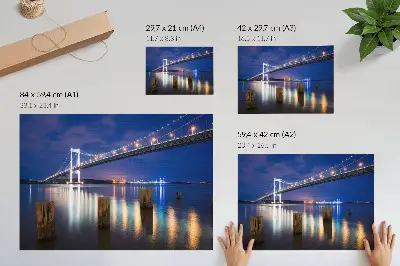 Poszter nyomtatás éjszakai híd a vízen harmonikus fényvisszaverődéssel
