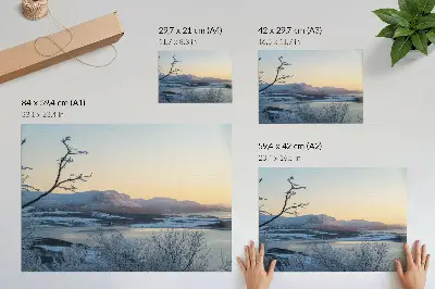 Poszter téli táj hegyekkel, vízzel és alkonyati fákkal