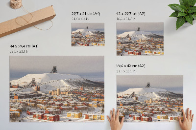 Poszter Téli város színes épületekkel, amelyek kontrasztot alkotnak a hóval