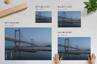 Poszter nyomtatás híd az alkonyati fényben, nyugodt vízzel és modern háttérrel