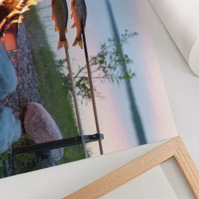 Poszter tábortűz a tóparton, természetes környezetben, halakkal a botokon