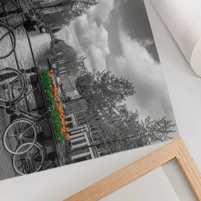 Poszter bájos kilátás csatornára kerékpárokkal és tulipánokkal fekete-narancs színekben