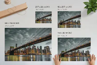 Vintage poszter panoráma az esti város hídjával és fények visszatükröződésével a vízen