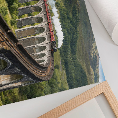 Poszter nyomtatás Egy viadukt, rajta egy vonattal a zöld dombok között