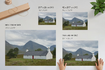Poszter nyomtatás Egy fehér házikó hegyek és zöld növényzet között