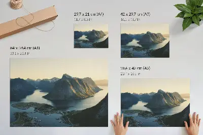 Poszter fjordokkal, hegyekkel, vízzel és naplementével, a természet harmóniájával