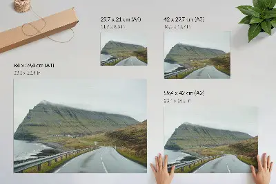 Vintage hegyi út poszter titokzatos ködös tájképpel