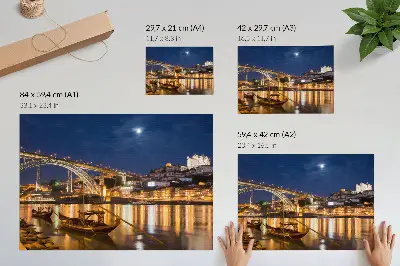 Vintage poszter városi híd éjszakai fényekkel és csónakokkal a vízen