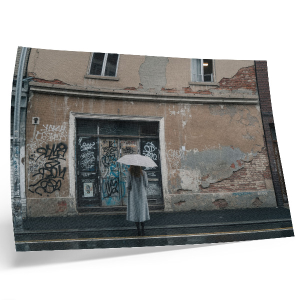Poszter Egy esernyős személy egy graffitivel teli fal előtt