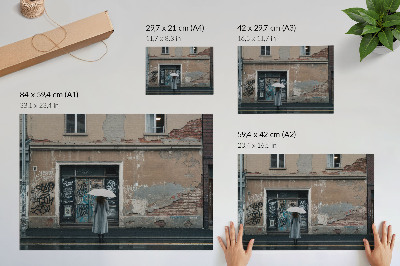 Poszter Egy esernyős személy egy graffitivel teli fal előtt