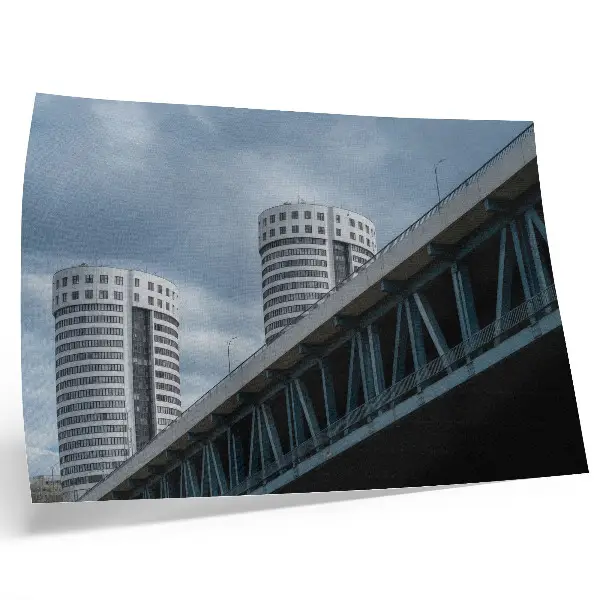 Híd és felhőkarcolók poszter vintage stílusú modern építészeti szimmetria
