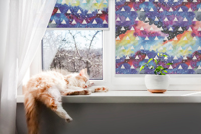 Ablakra szerelhető roló Fehér háromszögek színes háttéren