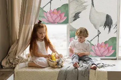 Ablakra akasztható roló daruk a liliomokban mintával