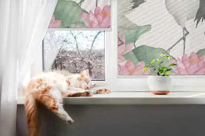 Ablakra akasztható roló daruk a liliomokban mintával