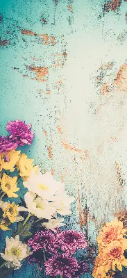 Ablakra szerelhető roló virágok kék háttéren mintával