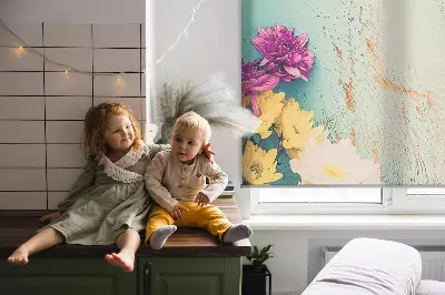 Ablakra szerelhető roló virágok kék háttéren mintával