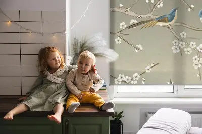 Ablakra akasztható roló madarak egy ágon mintával