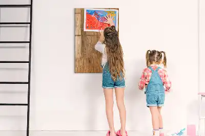 Írható mágnestábla meleg tónusú fa kerettel