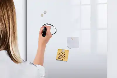 Írható mágneses tábla sötétfehér színű