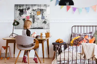 Mágneses törölhető világtérkép fából készült kivitelben