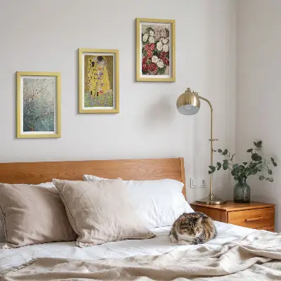Keretezett triptichon Virágok és fák Gustav Klimt A csók című festményének stílusában