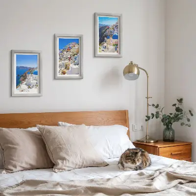 Modern keretezett képszett tájépítészeti kilátás Oia városára, Santorinire, Görögország