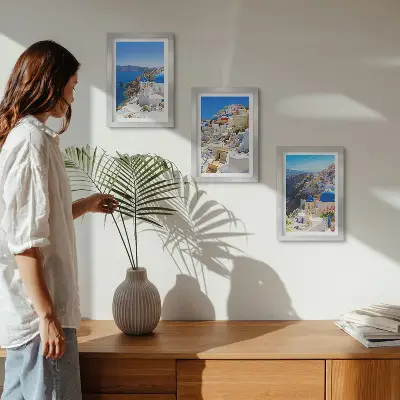 Modern keretezett képszett tájépítészeti kilátás Oia városára, Santorinire, Görögország