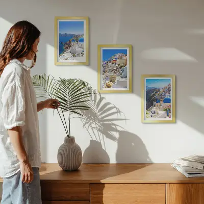 Modern keretezett képszett tájépítészeti kilátás Oia városára, Santorinire, Görögország