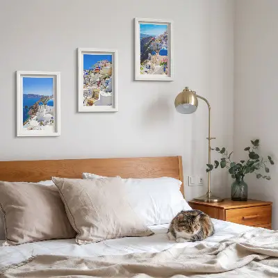 Modern keretezett képszett tájépítészeti kilátás Oia városára, Santorinire, Görögország