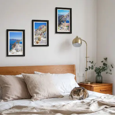 Modern keretezett képszett tájépítészeti kilátás Oia városára, Santorinire, Görögország