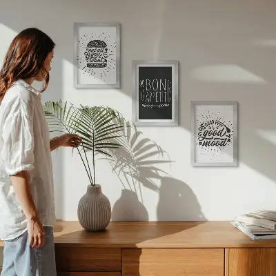 Keretezett triptichon étel- és kulináris szlogenes grafikákkal