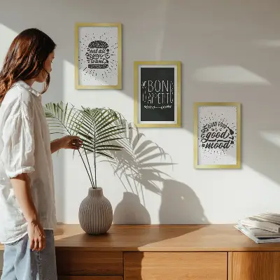 Keretezett triptichon étel- és kulináris szlogenes grafikákkal
