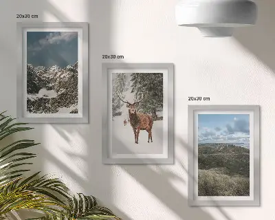 Keretezett triptichon hóbortos hegyek és erdei szarvasok tájábrázolással