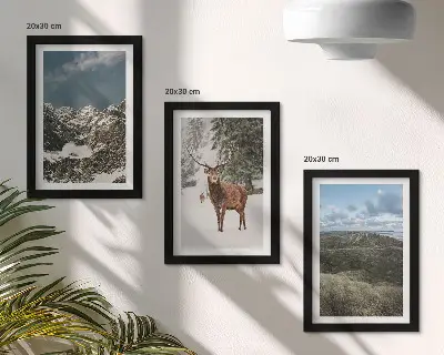 Keretezett triptichon hóbortos hegyek és erdei szarvasok tájábrázolással