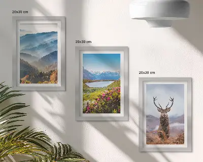 Hegyi tájak tóval és szarvasokkal a természetben keretezett triptichon