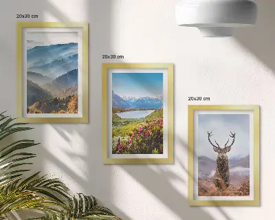 Hegyi tájak tóval és szarvasokkal a természetben keretezett triptichon
