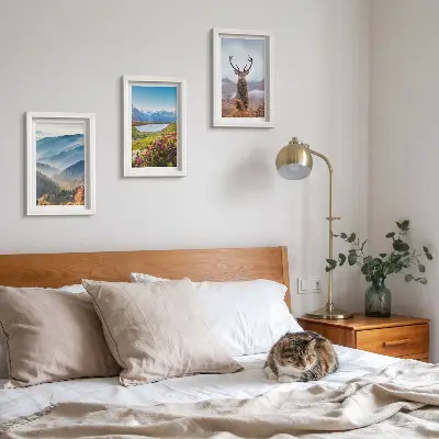 Hegyi tájak tóval és szarvasokkal a természetben keretezett triptichon