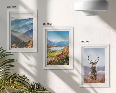Hegyi tájak tóval és szarvasokkal a természetben keretezett triptichon