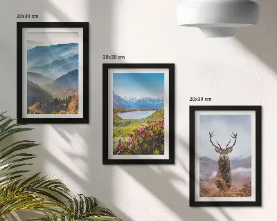 Hegyi tájak tóval és szarvasokkal a természetben keretezett triptichon