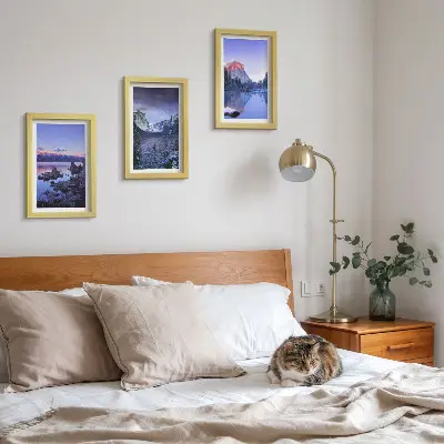 Modern keretezett képszett hegyi tájak alkonyatkor, vízparti kilátással