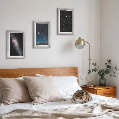 Keretezett triptichon galaxisok kozmikus tájképei és a Kos csillagkép ábrázolása